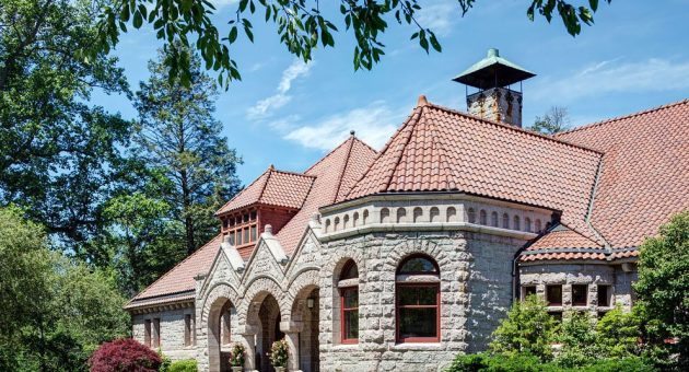 Nestled in idyllic Southport Village, Pequot Library is a public library, cultural beacon, and community resource.